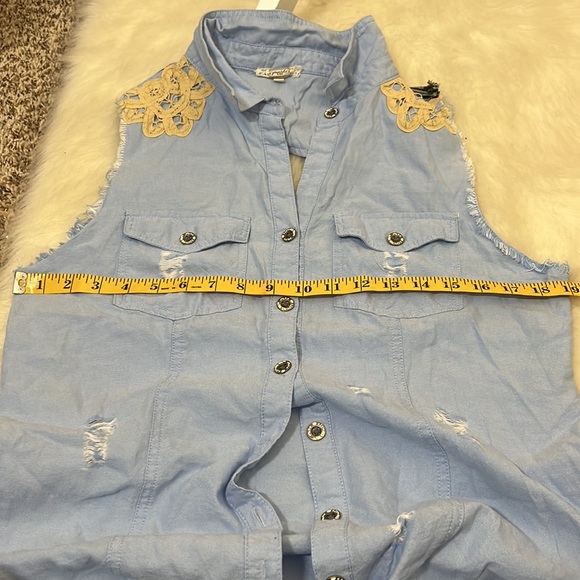 GIMMICKS FRAYED CHAMBRAY SHIRT - Picture 9 of 10